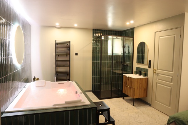 Salle de bain avec baignoire balnéo et douche du Gîte L'Écume