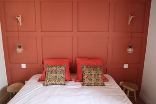 Chambre avec lit double du Gîte Les Pèlerins à Servon