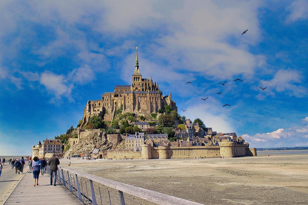 Le Mont Saint Michel et son abbaye vus depuis la baie
