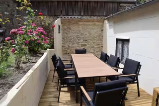 Terrasse avec table et mobilier de jardin pour 8 personnes